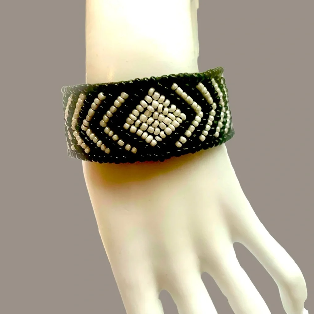 Black and White Beaded Bracelet. Handcrafted NWOT